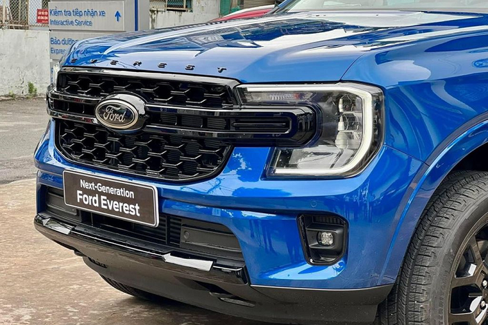 Bước sang thế hệ mới, mẫu xe SUV Ford Everest 2023 có sự thay đổi toàn diện về thiết kế, trang bị, động cơ. Đầu tiên là về thiết kế, Ford Everest 2023 sở hữu ngôn ngữ thiết kế mới với cụm đèn hình chữ C và thanh lưới tản nhiệt to bản chạy ngang.