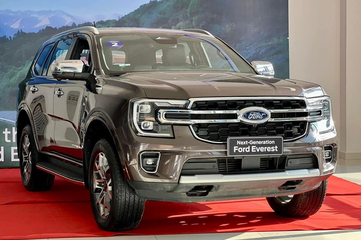 Tính đến thời điểm hiện tại là đã 2 tháng kể từ khi Ford Everest thế hệ mới chính thức ra mắt tại Việt Nam. Mẫu SUV được giới thiệu tới khách hàng với 4 phiên bản: Ambiente, Sport, Titanium và Titanium+, cùng giá bán lần lượt 1,099 - 1,166 - 1245 - 1,452 tỷ đồng.