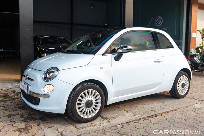 Chiếc Fiat 500 cỡ nhỏ này sử dụng động cơ xăng 2 xi-lanh 0,9 lít TwinAir tăng áp, công suất 86 mã lực và mô-men xoắn 145 Nm.