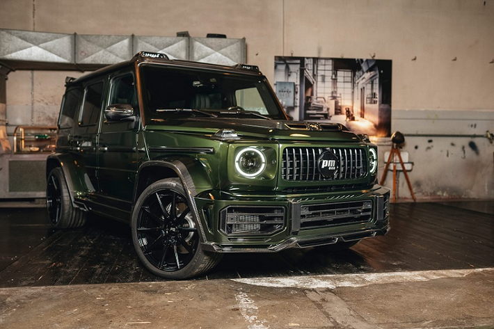 Tương tự như cách tiếp cận của hãng độ danh tiếng Brabus, Performmaster gọi tên Mercedes-AMG G63 là G805 với bộ body kit thân rộng ấn tượng. Theo đó, các vòm bánh cùng chiều rộng cơ sở trục bánh xe đều được gia tăng thêm 10mm mang lại cái nhìn mạnh mẽ và hầm hố hơn đáng kể.