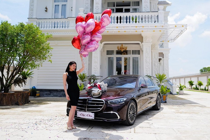 Mercedes-Benz S450 2022 của Lily Chen "mới cưới" hiện đang khiến các tay chơi siêu xe rất quan tâm sở hữu. Có thể thấy, tốc độ mua xe của nữ ca sĩ Lily Chen phải nói rất ấn tượng khi chỉ trong 4 tháng đã mua đến 2 chiếc xe Mercedes-Benz khác nhau với tổng giá trị phải từ 7,3 tỷ đồng.