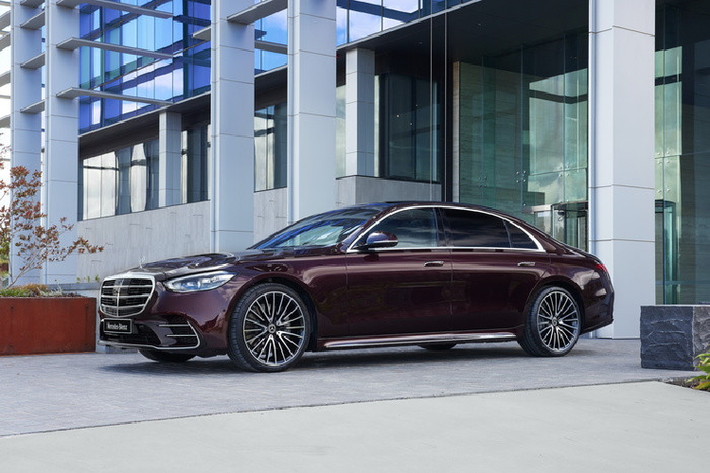 Hiện chưa rõ nữ ca sĩ Lily Chen chọn mua bản tiêu chuẩn hay Luxury, Giá xe Mercedes-Benz S450 2022 cho 2 phiên bản lần lượt là 5,2 tỷ đồng và 5,5 tỷ đồng. Mức giá bán chưa bao gồm tùy chọn, chiếu khấu cho các nghệ sĩ nổi tiếng hay khách hàng sở hữu trên 2 xe Mercedes-Benz chính hãng và tất nhiên, không bao gồm chi phí lăn bánh của xe.