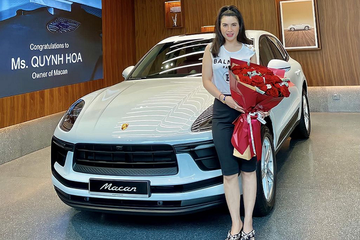 Chiếc Porsche Macan 2022 của Quỳnh Hoa được hoàn thiện trong lớp sơn ngoại thất màu trắng Carrara White Metallic. Trong khi đó ở bên trong cabin, chiếc xe thể thao có tông màu đỏ “sexy” là chủ đạo. Hiện chưa rõ chiếc Porsche Macan 2022 này thuộc bản nào, cũng như số tiền mà cô đã bỏ ra để sở hữu.