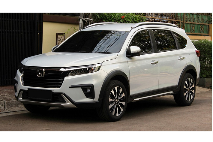 Vào hồi cuối tháng 7 vừa qua, hãng Honda đã công bố thông tin ngừng bán mẫu xe Brio tại thị trường Việt Nam vì động cơ không đạt tiêu chuẩn khí thải Euro 5. Lúc đó, hãng Honda không tiết lộ việc sẽ đưa mẫu xe hạng A này quay trở lại thị trường Việt Nam hoặc thay thế bằng một sản phẩm có thể là Honda BR-V giá rẻ. Thông tin này cũng đã được Honda hé lộ trong triển lãm Ô tô Quốc tế Gaikindo Indonesia (GIIAS) 2022.