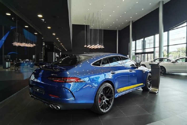 Mercedes-Ben còn đảm bảo độ an toàn với hàng loạt trang bị như hệ thống phanh ADAPTIVE, phanh tay điều khiển điện với chức năng nhả phanh thông minh, hệ thống hỗ trợ phanh phòng ngừa va chạm Active Brake Assist.