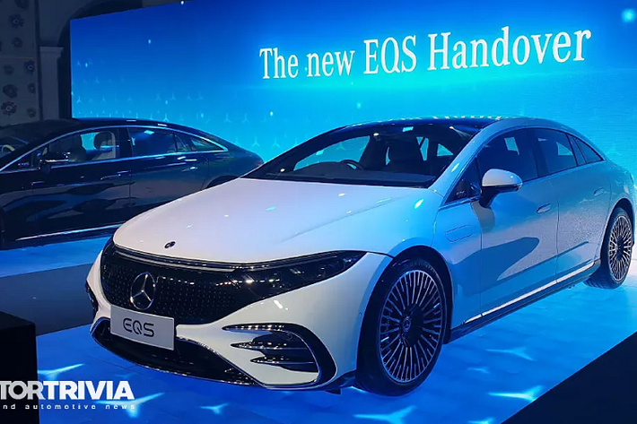 Bên cạnh EQS, Thái Lan cũng sắp ra mắt Mercedes-Maybach GLS dưới dạng nhập khẩu nguyên chiếc vào cuối năm nay, đồng thời chuẩn bị lắp ráp và bán phiên bản PHEV của W223 S-Class, S 580 e. Trong khi đó tại Việt Nam, Mercedes-Benz cũng đã hé lộ sẽ bán chính hãng mẫu xe điện EQS 2022 trên website hãng. Tuy nhiên, thời điểm ra mắt và phân phối chính hãng chưa được công bố.