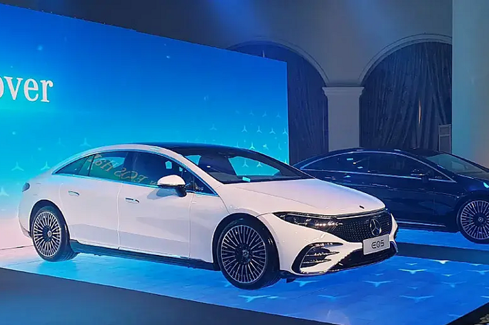 Mercedes-Benz EQS 2022 mới sẽ mở bán tại Thái Lan với 2 phiên bản ban đầu là EQS 450+ AMG Premium và EQS 450+ Edition 1. Trong đó, EQS 450+ AMG Premium có giá từ 8,57 triệu baht (tương đương 5,8 tỷ đồng) và EQS 450+ Edition 1 có giá từ 8,87 triệu baht (tương đương 6 tỷ đồng).