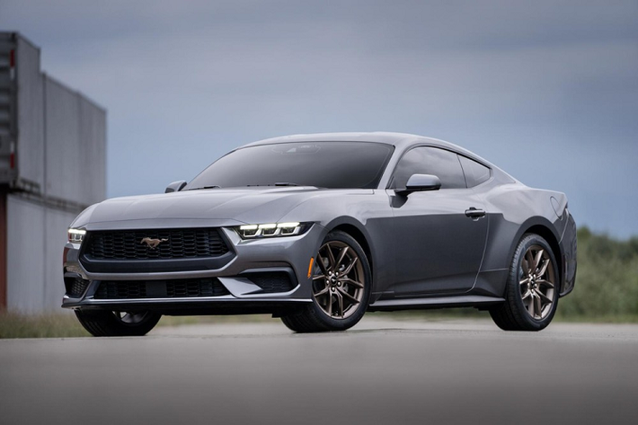 Để tiếp tục duy trì vị thế cho Mustang trong thời đại "người người, nhà nhà" đang chuyển sang ôtô điện, mới đây hãng xe Ford đã tung ra thế hệ mới của mẫu xe "cơ bắp" này. "Đầu tư vào Mustang thế hệ mới là một tuyên ngôn mạnh mẽ vào thời điểm nhiều đối thủ của chúng tôi đã từ bỏ xe dùng động cơ đốt trong", ông Jim Farley, CEO của hãng Ford, phát biểu trong sự kiện ra mắt.