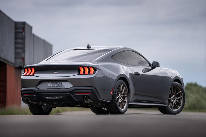 Điểm nhấn trong thiết kế bên sườn của Ford Mustang 2024 chính là hốc bánh sau rộng hơn, tăng cường vẻ "cơ bắp" cho xe. Ở bản tiêu chuẩn, xe sẽ dùng vành 17 inch. Trong khi đó, những bản cao cấp hơn sẽ được trang bị vành 19 inch hoặc 20 inch tùy chọn. Cùm phanh Brembo đằng sau vành la-zăng cũng có 3 màu sắc để người mua lựa chọn.