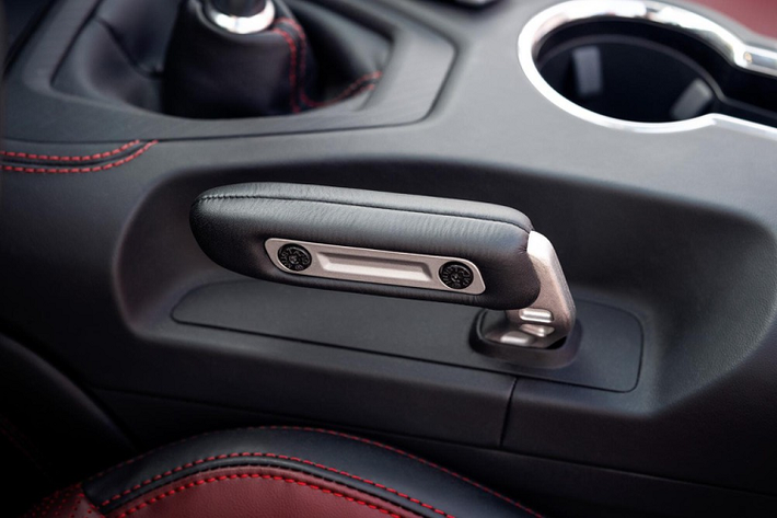 Những chiếc Ford Mustang 2024 phiên bản GT lắp gói Performance Pack sẽ có thêm khe gió làm mát phanh, hệ thống bảo vệ xe khỏi ổ gà Active Pothole Mitigation và phanh drift điện tử. Tuy có thiết kế như phanh tay chỉnh cơ nhưng phanh drift điện tử này lại hoạt động dựa trên mô-tơ điện. So với ngoại thất, nội thất của Ford Mustang 2024 đi kèm những thay đổi lớn hơn và gợi liên tưởng đến xe BMW.