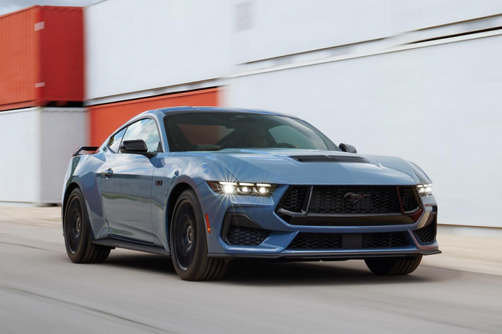Tại triển lãm Detroit 2022, Ford Mustang thế hệ thứ 7 sở hữu ngoại hình vẫn tạo cảm giác quen thuộc thay vì "lột xác" hoàn toàn. Tương tự thế hệ cũ, xe có cả kiểu dáng coupe lẫn mui trần. Lấy cảm hứng thiết kế từ những thế hệ cũ, ra đời trong giai đoạn từ năm 1964 - 1970, Ford Mustang 2024 mới mang trên mình ngoại hình sắc sảo hơn trước.