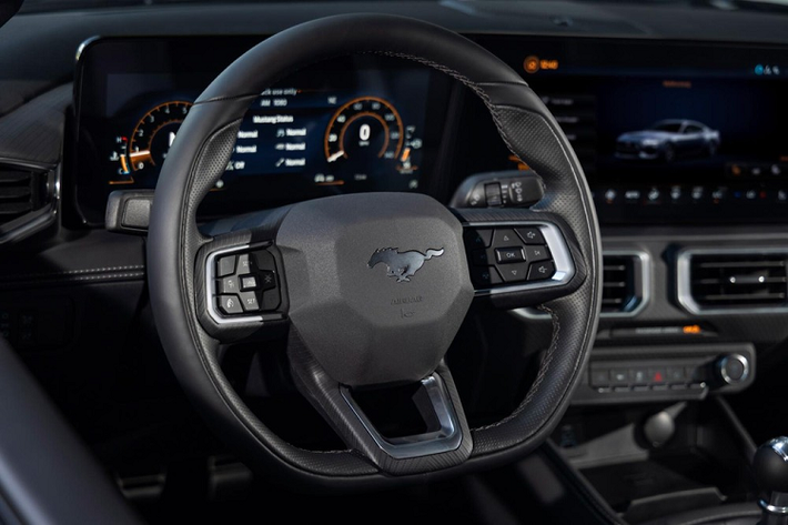 Theo Ford, thay đổi này đã được nhiều người dùng Mustang ủng hộ thông qua khảo sát của hãng. Đặc biệt, xe còn được trang bị hàng loạt tính năng an toàn chủ động ADAS như hệ thống kiểm soát hành trình thích ứng, nhận diện biển báo giao thông và hỗ trợ phanh khi lùi. Đáng tiếc là động cơ của Ford Mustang mới không thay đổi nhiều so với trước. Bên dưới nắp ca-pô của mẫu xe này vẫn là 2 tùy chọn động cơ.