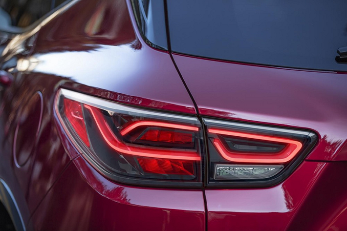 Ngoài ra, khi mua Chevrolet Blazer 2023, khách hàng Mỹ có thể chi thêm tiền để chọn những màu sơn ngoại thất như xanh dương Fountain Blue, xám Sterling Gray, nâu đồng Copper Bronze và đỏ Radiant Red Tintcoat.