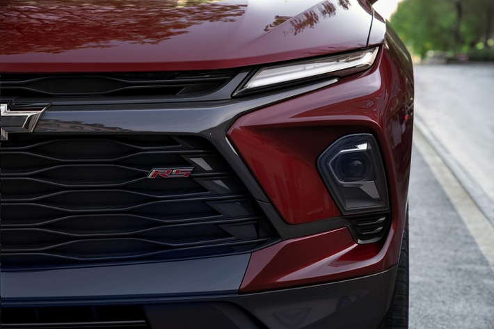 Phía sau, Chevrolet Blazer 2023 được bổ sung đèn hậu mới với tạo hình bên trong hiện đại hơn. Bên cạnh đó là những loại vành la-zăng mới có đường kính 18 inch, 20 inch và 21 inch.