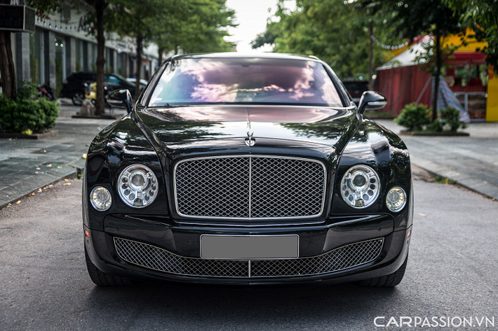 Xe vẫn sở hữu thiết kế ngoại thất như nhiều chiếc Mulsanne khác cùng đời. Phần đầu nổi bật với lưới tản nhiệt cỡ lớn với thiết kế vuông vắn, bên trên là logo "Flying B" có khả năng thò/thụt giống những mẫu xe Rolls-Royce. Bên cạnh là cụm đèn pha "full" LED với dòng chữ "Bentley" khắc ở xung quanh viền bóng projector.