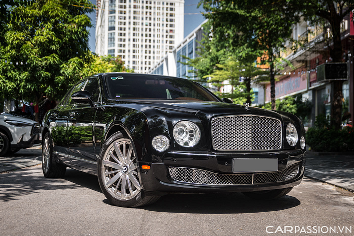 Xét về thiết kế tổng thể, Mulsanne vẫn phần nào phảng phất những đường nét truyền thống của xe Bentley hơn là Flying Spur cùng thế hệ. Tại Việt Nam, Bentley Mulsanne siêu sang từng được đông đảo người dùng ưa chuộng với đa dạng các phiên bản từng được đưa về Việt Nam.