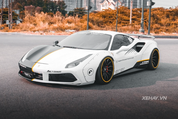 Ban đầu, chiếc siêu xe Ferrari 488 GTB này có ngoại thất màu đen bóng, trải qua nhiều đời chủ khác nhau với nhiều lần vào Nam ra Bắc, hiện tại, siêu xe Ý đang "định cư" tại Sài Gòn và sở hữu vẻ ngoài không "đụng hàng" với bất kỳ chiếc xe nào ở Việt Nam.