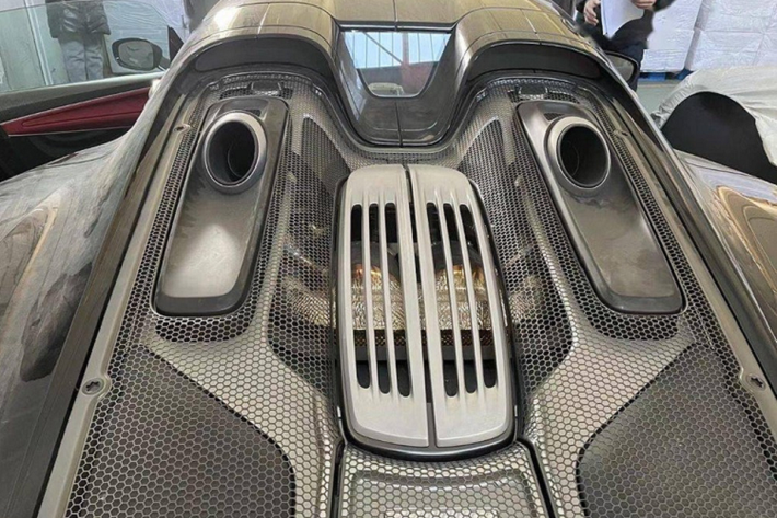 Giá xe Porsche 918 Spyder tại Trung Quốc khởi điểm tà 13,38 triệu nhân dân tệ (khoảng 46 tỷ đồng), nhưng một chiếc 918 đã qua sử dụng hiện được bán với giá 14 triệu đến 15 triệu nhân dân tệ.