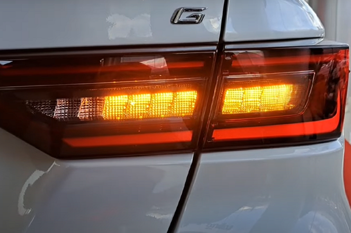 Không chỉ tăng kích thước, Toyota Vios 2023 còn thay đổi mạnh mẽ về ngoại hình, theo phong cách giống những người anh em cùng thương hiệu như Camry, Avanza Premio và Corolla Altis. Điều này được thể hiện qua thiết kế đầu xe với lưới tản nhiệt cỡ lớn, đi kèm các nẹp nằm ngang, cụm đèn pha mượt mà hơn, tích hợp dải đèn LED định vị ban ngày hình chữ "L" mới. Ngoài ra, 2 đèn pha còn được nối với nhau bằng nẹp màu đen bóng, nằm vắt ngang đầu xe. Bên cạnh đó là cản trước mới với khe gió nằm dọc màu đen ở hai góc.