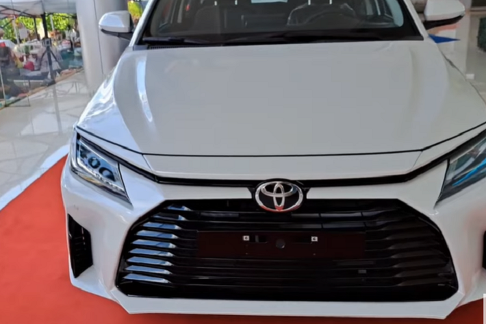 Trong khi đó, ở thị trường Thái Lan, xe được trang bị động cơ xăng có mã 3NR-VE với 4 xi-lanh, DOHC, dung tích 1.2L, sản sinh công suất tối đa 94 mã lực và mô-men xoắn cực đại 110 Nm. Như vậy, so với xe ở Lào, Toyota Vios 2023 tại Thái Lan yếu hơn 4 mã lực và 12 Nm. Động cơ kết hợp với hộp số biến thiên vô cấp Super CVT-i sang số tuần tự và hệ dẫn động cầu trước. Sở dĩ hãng Toyota trang bị động cơ này cho Vios 2023 ở Thái Lan là để đáp ứng quy định dành cho xe Eco car và hưởng ưu đãi của chính phủ sở tại.