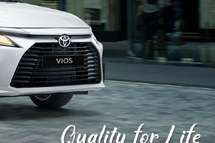 Không thua kém gì xe ở Thái Lan, Toyota Vios 2023 tại Lào cũng được trang bị gói công nghệ an toàn chủ động Toyota Safety Sense, bao gồm những tính năng như cảnh báo tiền va chạm, cảnh báo lệch làn đường, ngăn lệch làn đường, cảnh báo khi xe phía trước khởi hành, hệ thống kiểm soát hành trình thích ứng ở mọi dải tốc độ, kiểm soát chân ga và đèn pha tự động.