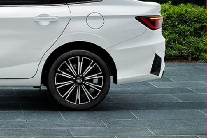 Ở bản cao cấp, Toyota Vios 2023 ở thị trường Lào sẽ dùng màn hình cảm ứng trung tâm 9 inch, hỗ trợ Apple CarPlay và Android Auto. Thêm vào đó là nội thất bọc da pha nỉ, bảng đồng hồ kỹ thuật số toàn phần với màn hình 7 inch, hệ thống điều hòa tự động, phanh tay điện tử, tính năng tự động giữ phanh tạm thời, nút bấm khởi động máy, mở cửa không cần chìa khóa và vô lăng chỉnh điện, bọc da.