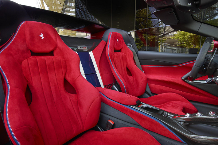 Chi tiết được cho rằng bắt mắt nhất trong thiết kế của Ferrari SP51 là cánh carbon nằm ngang kết nối hai bệ nằm phía sau ghế lái và hành khách. Ferrari cho biết đây là một chi tiết mang phong cách đến các thiết kế targa được sử dụng trên các nguyên mẫu thể thao những năm 1960, trong đó thanh trung tâm tăng thêm sức mạnh và che giấu một vòng lăn an toàn.