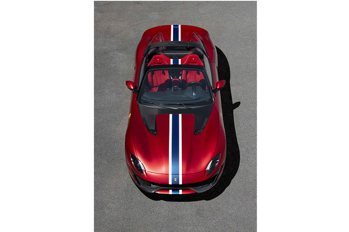 Ferrari cũng tuyên bố rằng những chi tiết trên xe đều có sự liên quan đến chủ sở hữu ở mỗi bước. Những chi tiết này được tìm thấy trong nội thất nhờ vào việc đưa vào hai ý tưởng cụ thể.