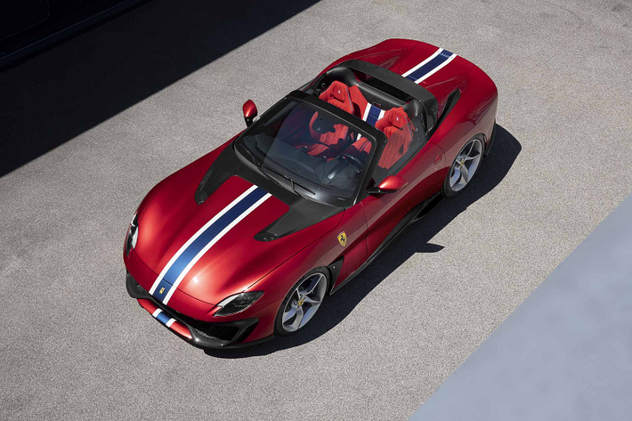 Được tạo ra cho một khách hàng tại Đài Loan bởi bộ phận Dự án đặc biệt của Ferrari và giám đốc thiết kế Flavio Manzoni, siêu xe Ferrari SP51 đặc biệt vẫn giữ nguyên tỷ lệ cơ bản của 812 nhưng có thiết kế mâm xe và đèn chiếu sáng đặt riêng và thân xe mềm mại hơn, uyển chuyển hơn mang lại vẻ ngoài cổ điển tinh tế.