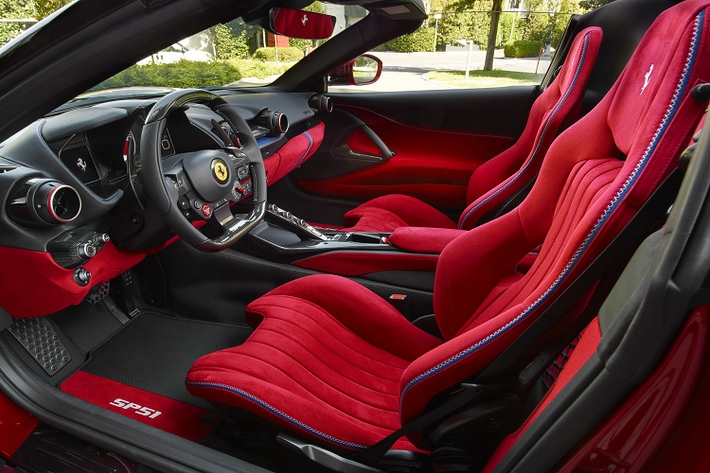 Cho dù phần thân xe 812 GTS có cấu trúc bằng nhôm, Ferrari đã sử dụng nhiều sợi carbon, một số trong số đó lộ ra để thay đổi diện mạo của mọi bảng điều khiển, bao gồm cả phần mui xe và tương phản với hai lỗ thông khí khung composite bên dưới kính chắn gió.