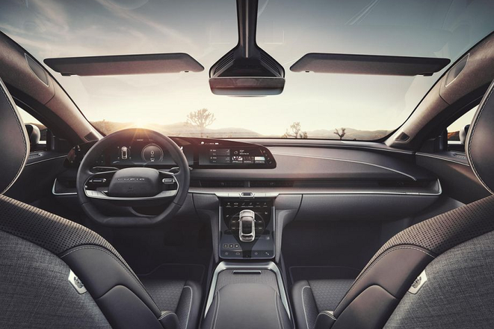Đối thủ cạnh tranh của Mercedes-Benz EQS, Lucid Air cũng được trang bị nhiều công nghệ tiên tiến, nổi bật nhất chính là màn hình kép trải dài theo chiều ngang, kích thước 34 inch và độ phân giải 5K.Màn hình này được chia thành đồng hồ đo ở trung tâm, màn hình giải trí bên phải và bảng điều khiển bên trái. Ngoài ra Lucid Air còn có màn hình thứ 2 được đặt phía dưới dùng để điều chỉnh điều hòa...