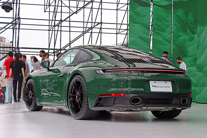 Tên hãng Porsche xuất hiện trên cửa, bộ mâm Turbo S Exclusive Design có khóa trung tâm được sơn đen và có điểm nhấn màu xanh lá giống như màu sơn thân xe; logo Porsche Exclusive Manufaktur trên kính hông phía sau; logo Porsche màu đen mờ nằm chính giữa dải đèn hậu...