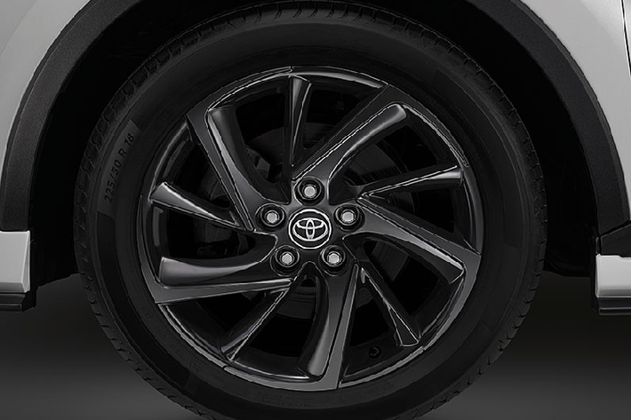Điểm nhấn tiếp theo của Toyota C-HR GR Sport 2022 tại thị trường Thái Lan là bộ vành hợp kim có đường kính 18 inch với thiết kế 5 chấu kép và sơn màu tối hầm hố hơn. Khi mua mẫu xe này, khách hàng Thái Lan có thể chọn 1 trong 3 màu sơn ngoại thất là đen - nóc bạc, trắng - nóc đen và đỏ - nóc đen.