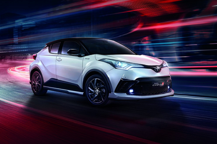 So với xe ở Nhật Bản, Toyota C-HR GR Sport 2022 thể thao dành cho thị trường Thái Lan sở hữu thiết kế ngoại thất khác biệt. Theo đó, hãng Toyota đã bổ sung gói phụ kiện GR Sport mới cho mẫu SUV hạng B này.