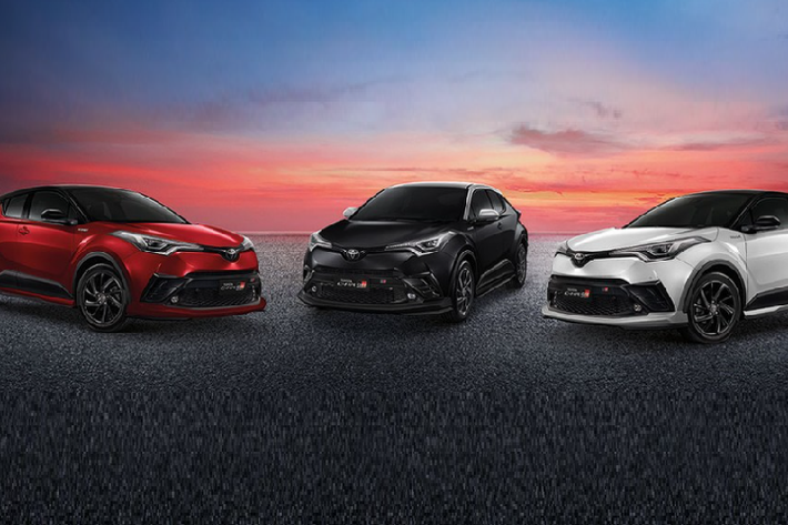 Tương tự ngoại thất, nội thất của Toyota C-HR GR Sport 2022 tại thị trường Thái Lan cũng được cải tiến nhẹ. Hãng Toyota đã dùng 2 màu sắc chủ đạo là đen và bạc tối cho nội thất của xe. Thêm vào đó là ghế thể thao mới với chỉ khâu màu xám. Logo GR xuất hiện ở nhiều nơi trong xe như ghế, vô lăng bọc da và nút bấm khởi động máy.