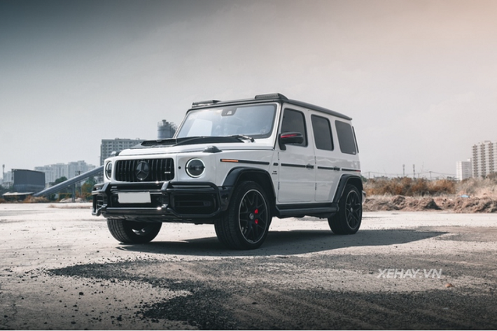 Ban đầu, chiếc Mercedes-AMG G63 độ Brabus này sở hữu màu sơn ngoại thất xanh rêu Olive Green thuộc danh mục G Manufaktur. Theo một số nguồn tin, tùy chọn màu sơn này có giá lên đến 250 triệu đồng.