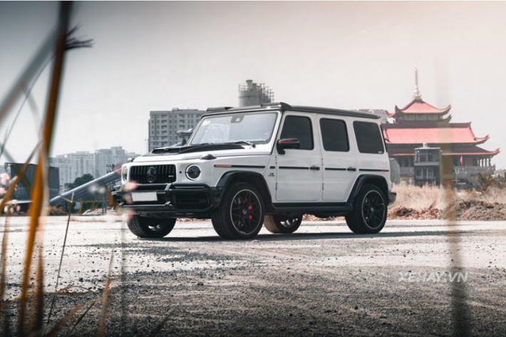 Tuy nhiên, sau đó chủ chiếc Mercedes-AMG G63 hạng sang này đã làm mới diện mạo xe với màu xám xi măng, rồi tới màu xanh dương lạ mắt và gần nhất là màu trắng để chiếc SUV hạng sang trông lịch thiệp và nhẹ nhàng hơn.