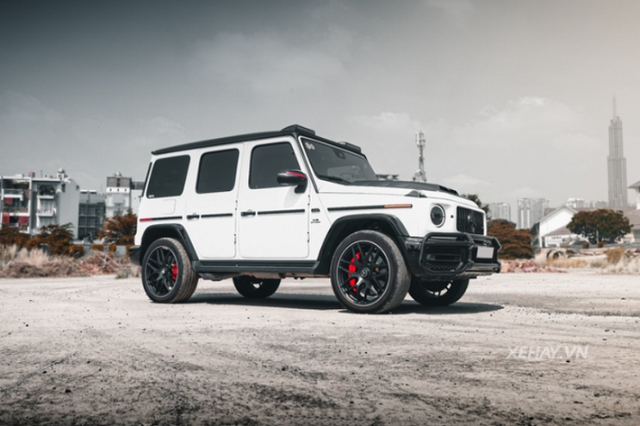 Để tham khảo, Mercedes-AMG G63 chính hãng hiện đang được phân phối tại thị trường nước ta với giá 10,95 tỷ đồng.