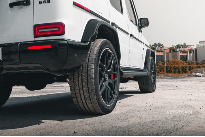 “Trái tim” của chiếc Mercedes-AMG G63 độ Brabus này vẫn là khối động cơ nguyên bản, loại V8 4.0L tăng áp kép cho ra công suất tối đa 577 mã lực và 850 Nm momen xoắn tại dải vòng tua 2.500 - 3.500 vòng/phút.