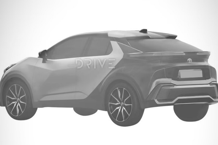 Trên đầu xe, mẫu xe SUV Toyota bZ2X 2023 mới được trang bị lưới tản nhiệt cỡ lớn và tích hợp đèn sương mù trước. Lưới tản nhiệt được bao quanh bằng viền hình chữ "u" màu đen dày dặn. Thêm vào đó là cụm đèn pha LED thanh mảnh và dải đèn LED định vị ban ngày hình móc câu nằm sát nắp ca-pô. Bên sườn, mẫu SUV mới có nhiều đường cắt góc cạnh và tay nắm cửa nằm chìm vào thân xe.