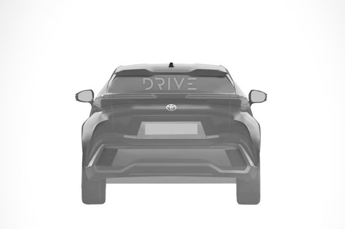 Điều gây tò mò là xe lại dùng bộ vành la-zăng giống hệt Toyota Yaris Cross GR Sport mới. Ở phía sau, có vẻ mẫu xe này cũng được trang bị cụm đèn hậu nằm vắt ngang đuôi xe và sát với kính chắn gió. Trong khi đó, cửa cốp được chia thành 2 tầng bằng đường vuốt sắc sảo ở giữa, kéo dài xuống cản sau. Tương tự cản trước, cản sau cũng đi kèm viền màu đen dày dặn.