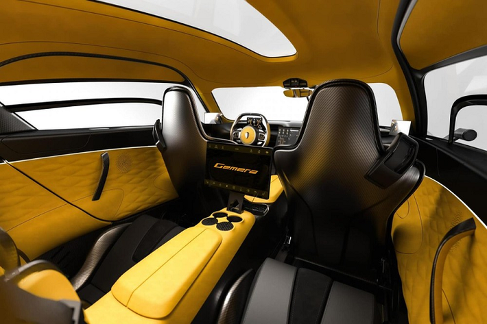 Nói về dòng siêu xe triệu đô Koenigsegg Gemera, đây là 1 siêu phẩm hypercar 4 chỗ ngồi đầu tiên trên thế giới, nhưng nếu tính tổng công suất của động cơ xăng và điện kết hợp với nhau, mẫu xe này còn trở thành phiên bản megacar với tổng công suất lên đến 1.677 mã lực và mô-men xoắn cực đại 3.500 Nm.