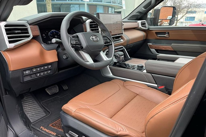 Nội thất của Toyota Tundra 2022 được thiết kế hiện đại với một buồng lái trang bị nhiều công nghệ cao. Các phím bấm chức năng được bố trí dễ dàng thao tác hơn. Người lái có thể điều chỉnh các tính năng của xe thông qua phím xoay cơ học.
