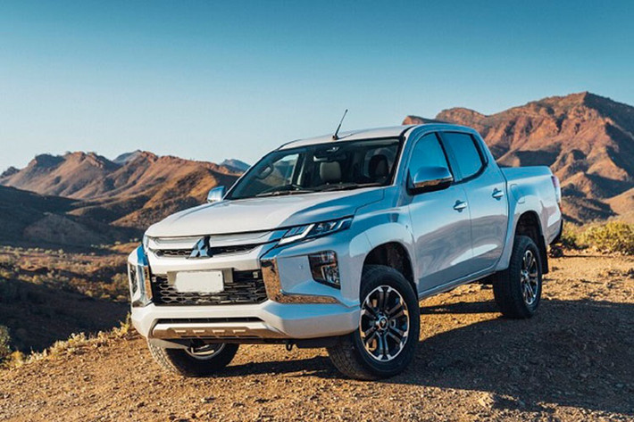 Mitsubishi Triton 2023 mới sẽ được điều chỉnh thiết kế hoàn toàn mới. Đầu xe sẽ là khu vực nhận được nhiều sửa đổi nhất bởi tản nhiệt cỡ lớn, đèn pha đặt thấp, trong khi đèn LED chiếu sáng ban ngày được tích hợp ngay bên dưới nắp ca-pô, phía dưới sẽ là đèn sương mù.