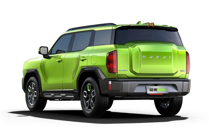 Để phù hợp với xe thương mại, mẫu xe SUV Haval Cool Dog đã được thay đổi nhiều chi tiết ngoại thất so với X-Dog như đèn pha, lưới tản nhiệt, nắp ca-pô, cản trước/sau, hốc bánh và chắn bùn trước. Tương tự như vậy, vỏ gương ngoại thất của Haval Cool Dog cũng khác so với X-Dog và được lùi về phía sau. Trong khi đó, tay nắm cửa nằm chìm vào thân xe của X-Dog bị thay thế bằng loại thông thường trên Haval Cool Dog.