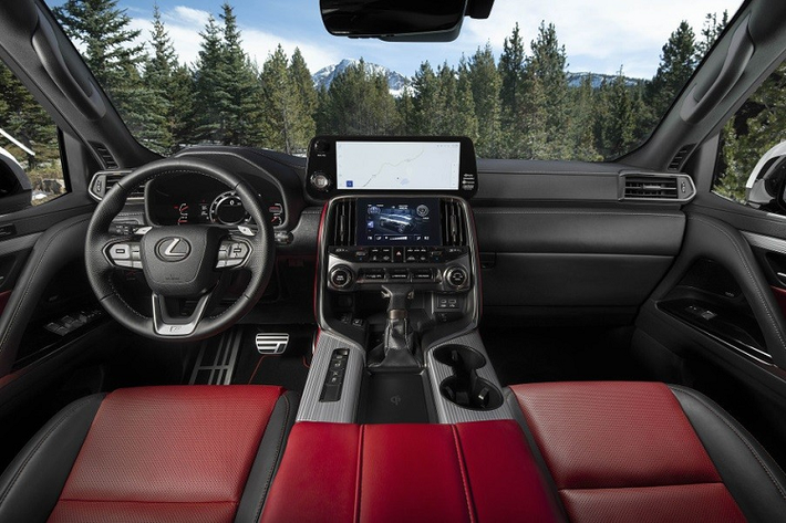 Bước vào bên trong Lexus LX 600 F SPORT 2022, người dùng sẽ được chào đón bằng vô lăng và cần số bọc da, vừa cải thiện vẻ thẩm mỹ vừa tăng độ bám khi cầm, nắm. Tiếp đến là ghế thể thao được thiết kế đặc biệt cho xe, đi kèm tựa đầu dập logo F SPORT.