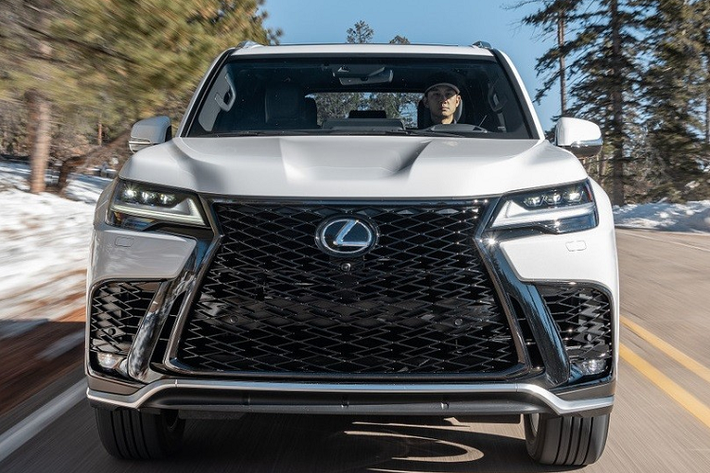 Lexus LX thế hệ mới đã lần đầu tiên trình làng tại thị trường Mỹ vào hồi tháng 10 năm ngoái. Tuy nhiên, mãi đến nay, Lexus mới công bố thông tin chi tiết của LX mới nói chung và LX 600 F SPORT nói riêng. Được biết, đây là lần đầu tiên dòng SUV hạng sang Lexus LX F SPORT 2022 mới. Theo hãng Lexus, xe chẳng những có thiết kế riêng mà còn mang đến trải nghiệm lái phấn khích hơn cho người dùng.