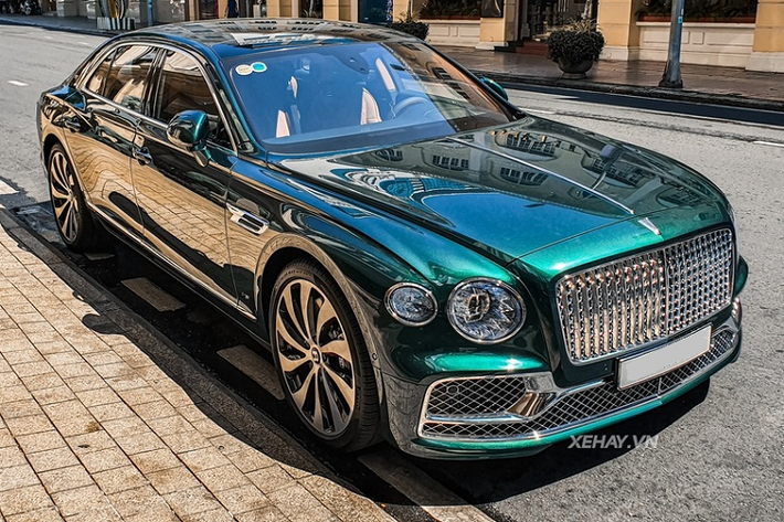 Bentley Flying Spur First Edition siêu sang thế hệ mới trình làng thế giới vào tháng 7/2019 với thời gian sản xuất giới hạn trong vòng 12 tháng kể từ ngày ra mắt, hiện tại mẫu xe này đã không còn sản xuất nữa.
