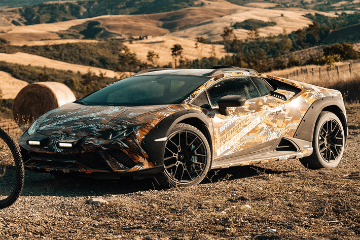 Bản concept Lamborghini Huracan Sterrato 2023 mới từng được giới thiệu vào tháng 6/2019. Đây là biến thể địa hình đầu tiên của dòng xe hiệu suất cao Huracan với nhiều thay đổi đáng chú ý