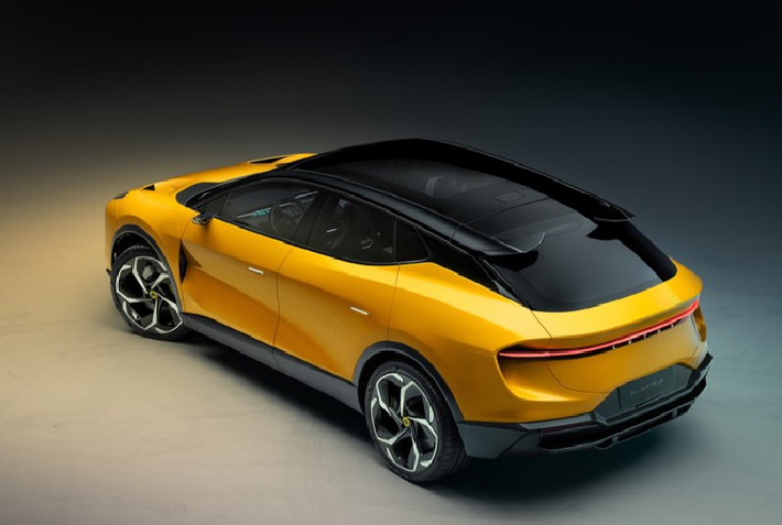 Theo Lotus, mẫu SUV điện Eletre là một trong 3 mẫu xe điện "phong cách" mà hãng sẽ ra mắt trong tương lai, đều được phát triển dựa trên nền tảng riêng đo Lotus phát triển với kết cấu chính là nhôm và thép cường lực nhằm tối ưu hóa trọng lượng và độ cứng cáp. Bên cạnh đó là công nghẹ điện 800V tương thích dòng sạc siêu nhanh và hệ thống phân phối điện dòng cao.